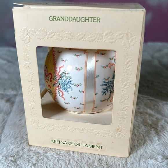 Vintage Hallmark Christmas Unbreakable Satin Ornament for Granddaughter 1981 NEW - Picture 6 of 8